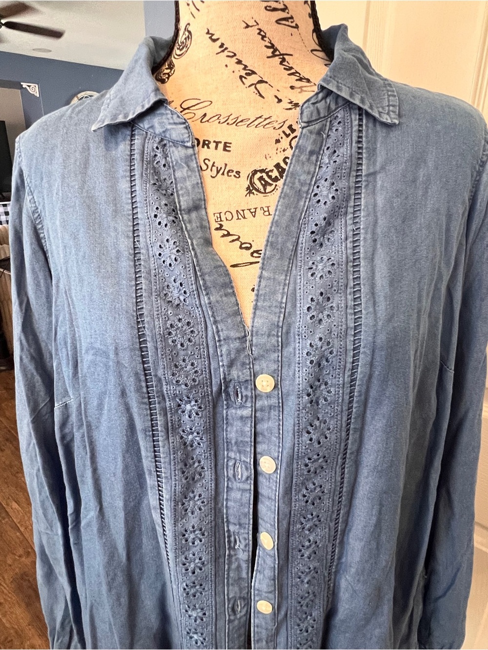Torrid Blue Tencel Button-Up Shirt Tunic Size 00 Eyelet Lace Trim Long Sleeve NW